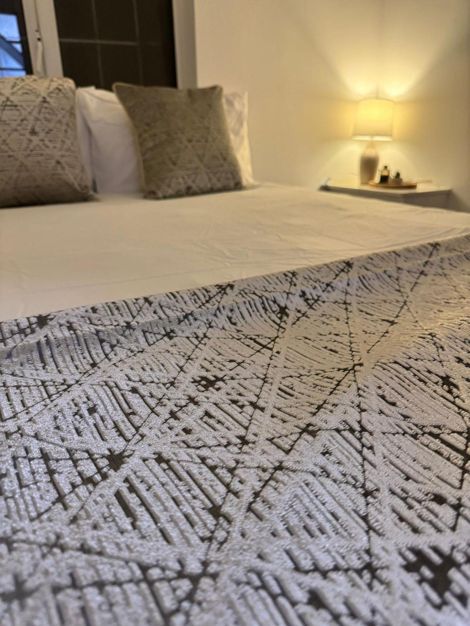Shm Stays Solihull Hs2 Nec Airport Nr M6 M40 M42 Great For Long & Short Stays 15 Min Walk To Train Station 5 Min Drive To Town Centre Outside Bus Stops & Supermarket Free Parking Zewnętrze zdjęcie