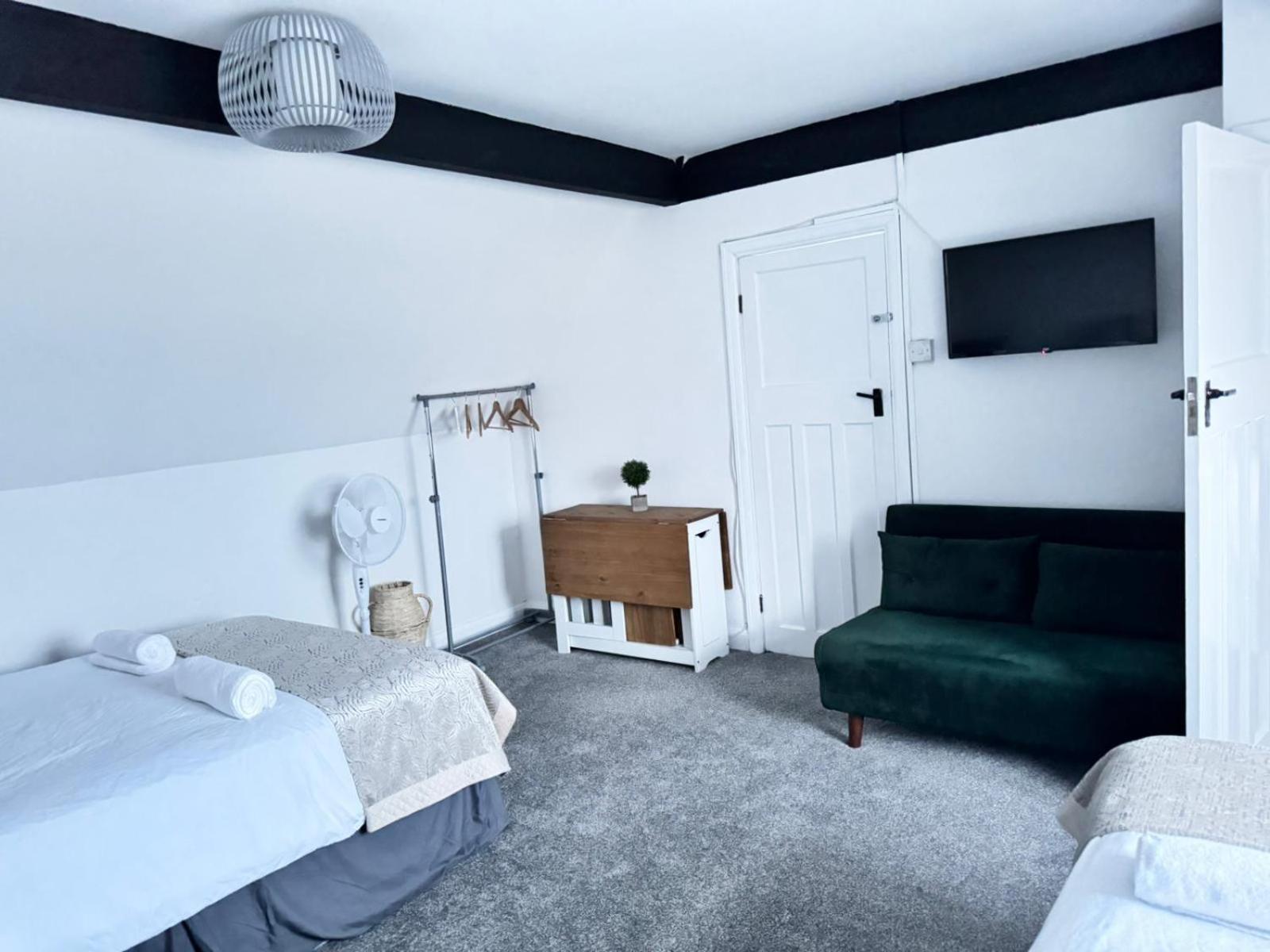 Shm Stays Solihull Hs2 Nec Airport Nr M6 M40 M42 Great For Long & Short Stays 15 Min Walk To Train Station 5 Min Drive To Town Centre Outside Bus Stops & Supermarket Free Parking Zewnętrze zdjęcie