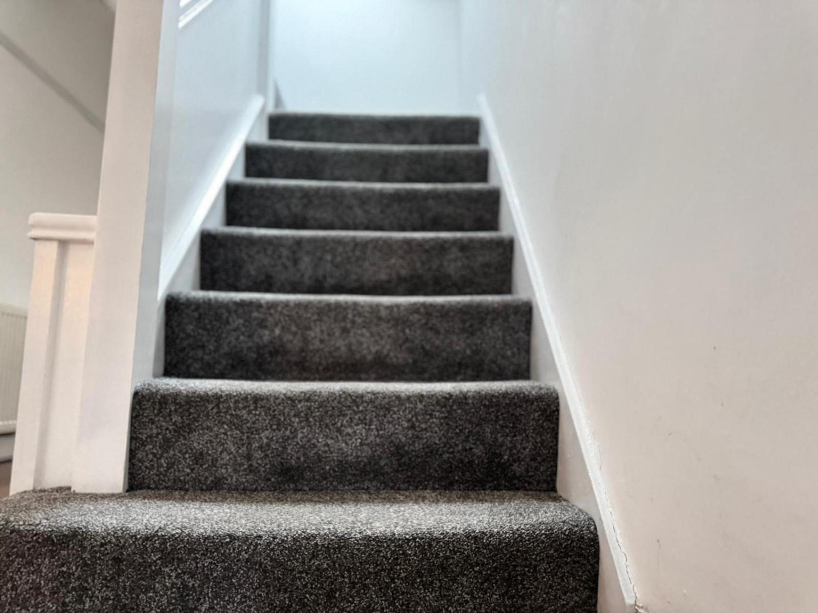 Shm Stays Solihull Hs2 Nec Airport Nr M6 M40 M42 Great For Long & Short Stays 15 Min Walk To Train Station 5 Min Drive To Town Centre Outside Bus Stops & Supermarket Free Parking Zewnętrze zdjęcie